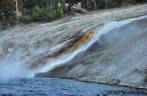 Cachoeira de água fervente encontra rio de águas geladas, na área da Prismatic Pool, em Yellowstone National Park, em Wyoming, nos Estados Unidos